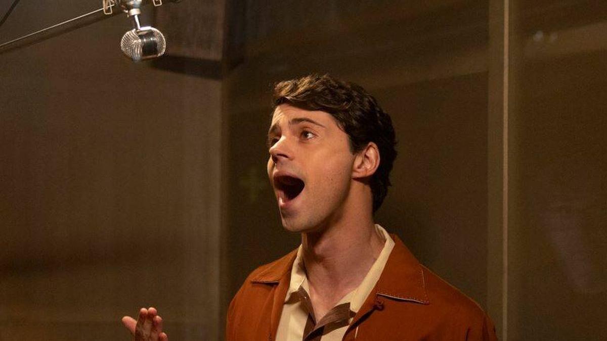 Javier Morgade como Raphael en la serie ‘Aquel’