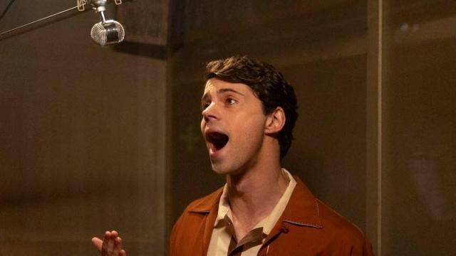 Javier Morgade como Raphael en la serie ‘Aquel’