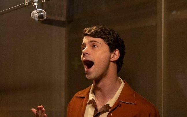 Javier Morgade como Raphael en la serie ‘Aquel’
