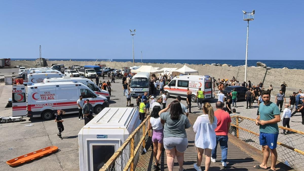 Ambulancias en el puerto de Kirenia/Girne, en la República Turca del Norte de Chipre tras el naufragio de un ferry.