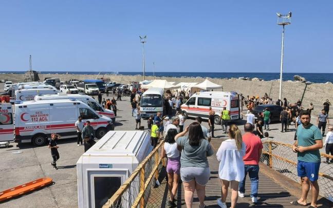 Ambulancias en el puerto de Kirenia/Girne, en la República Turca del Norte de Chipre tras el naufragio de un ferry.