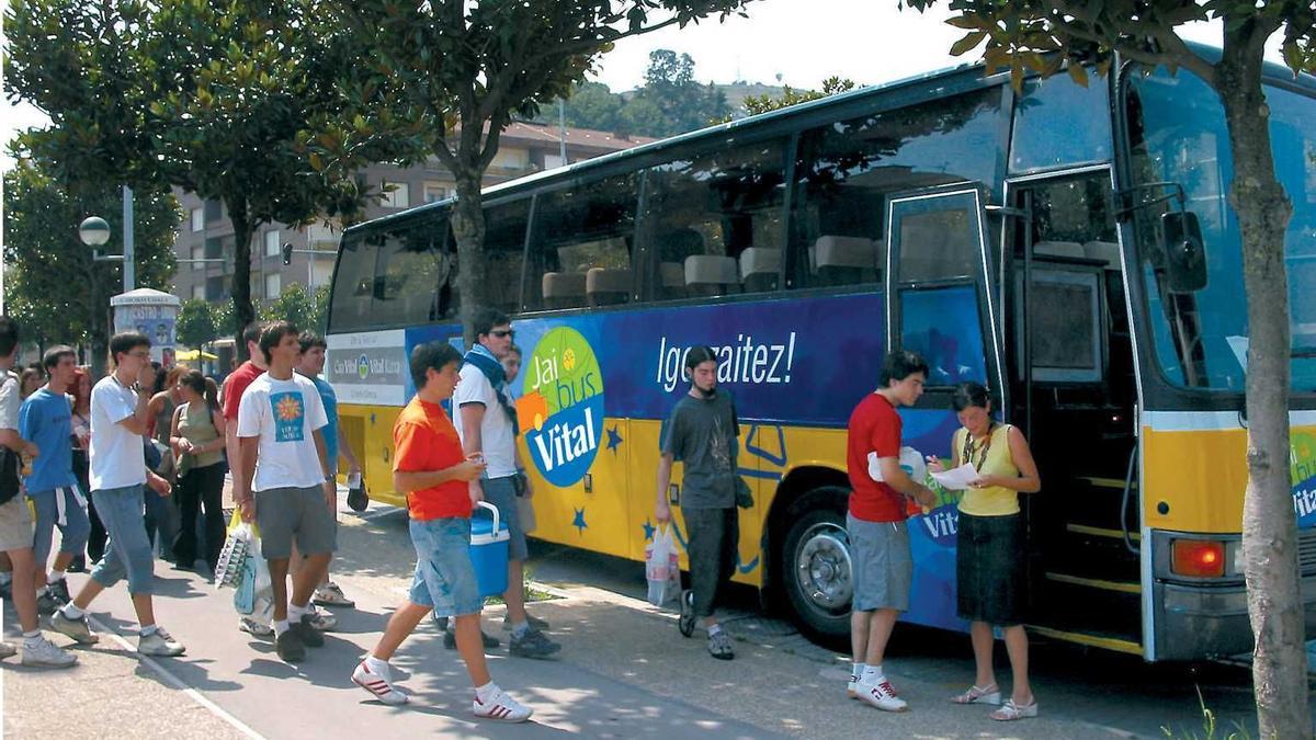 Un grupo de jóvenes accede al Jaibus Vital. Foto: Diario de Noticias de Álava Un grupo de jóvenes accede al Jaibus Vital. Foto: Diario de Noticias de Álava