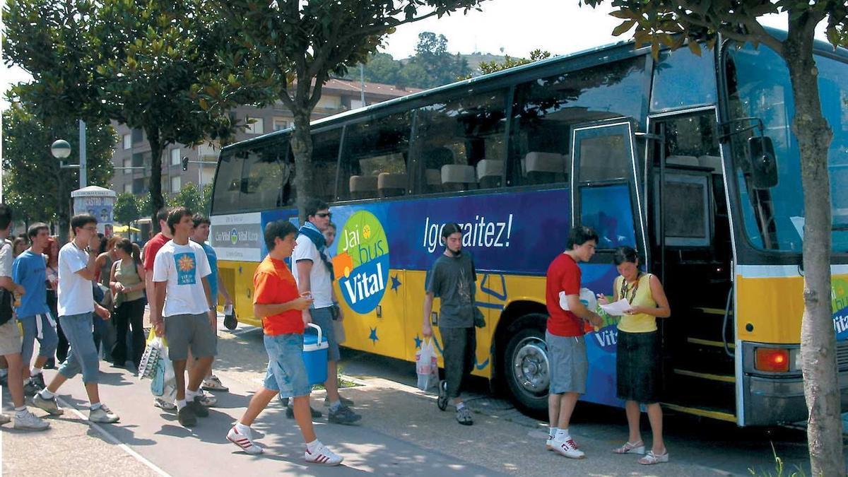 Un grupo de jóvenes accede al Jaibus Vital. Foto: Diario de Noticias de Álava