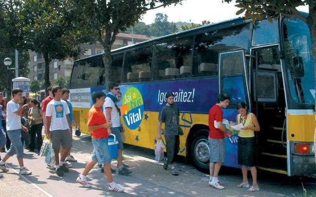 Un grupo de jóvenes accede al Jaibus Vital. Foto: Diario de Noticias de Álava