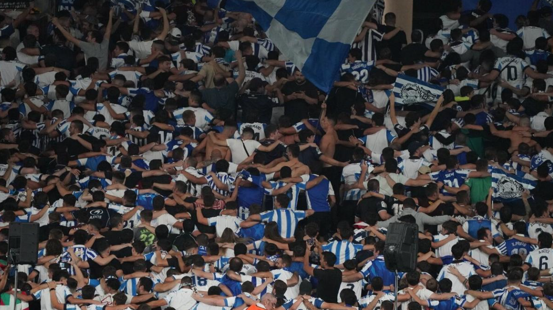 La afición realista, en Anoeta. / RUBEN PLAZA