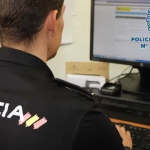 Agente de la Policía Nacional frente a un ordenador. Foto: Policía Nacional