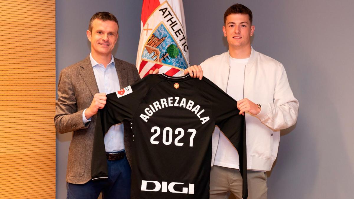 Julen Agirrezabala y Jon Uriarte posan con la camiseta del guardameta tras su renovación hasta 2027. ATHLETIC CLUB