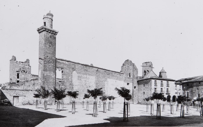 AGN, DIPUTACION FORAL Y PROVINCIAL DE NAVARRA , 1916 - Palacio de los reyes de Navarra en Olite, tomada desde la plaza de los Teobaldos, centrada en el Palacio Viejo. De izquierda a derecha, torre de Prisión, torre de las Cigüeñas, fachada principal del Palacio Viejo y volúmenes de la iglesia parroquial de Santa María. AGN, DIPUTACION FORAL Y PROVINCIAL DE NAVARRA , 1916 - Palacio de los reyes de Navarra en Olite, tomada desde la plaza de los Teobaldos, centrada en el Palacio Viejo. De izquierda a derecha, torre de Prisión, torre de las Cigüeñas, fachada principal del Palacio Viejo y volúmenes de la iglesia parroquial de Santa María.