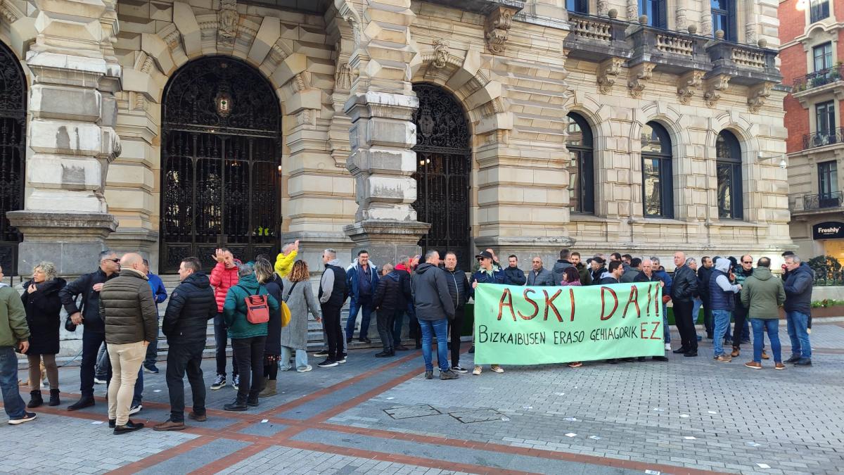 Trabajadores de Bizkaibus concentrados esta mañana para denunciar la última agresión a un conductor en Bilbao | ONDA VASCA 