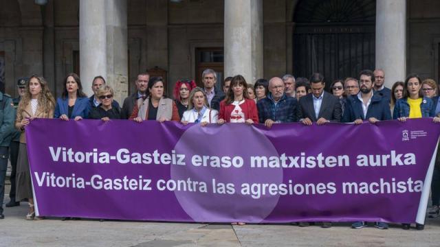 Concentración convocada por el ayuntamiento de Gasteiz por una agresión machista. Alex Larretxi.