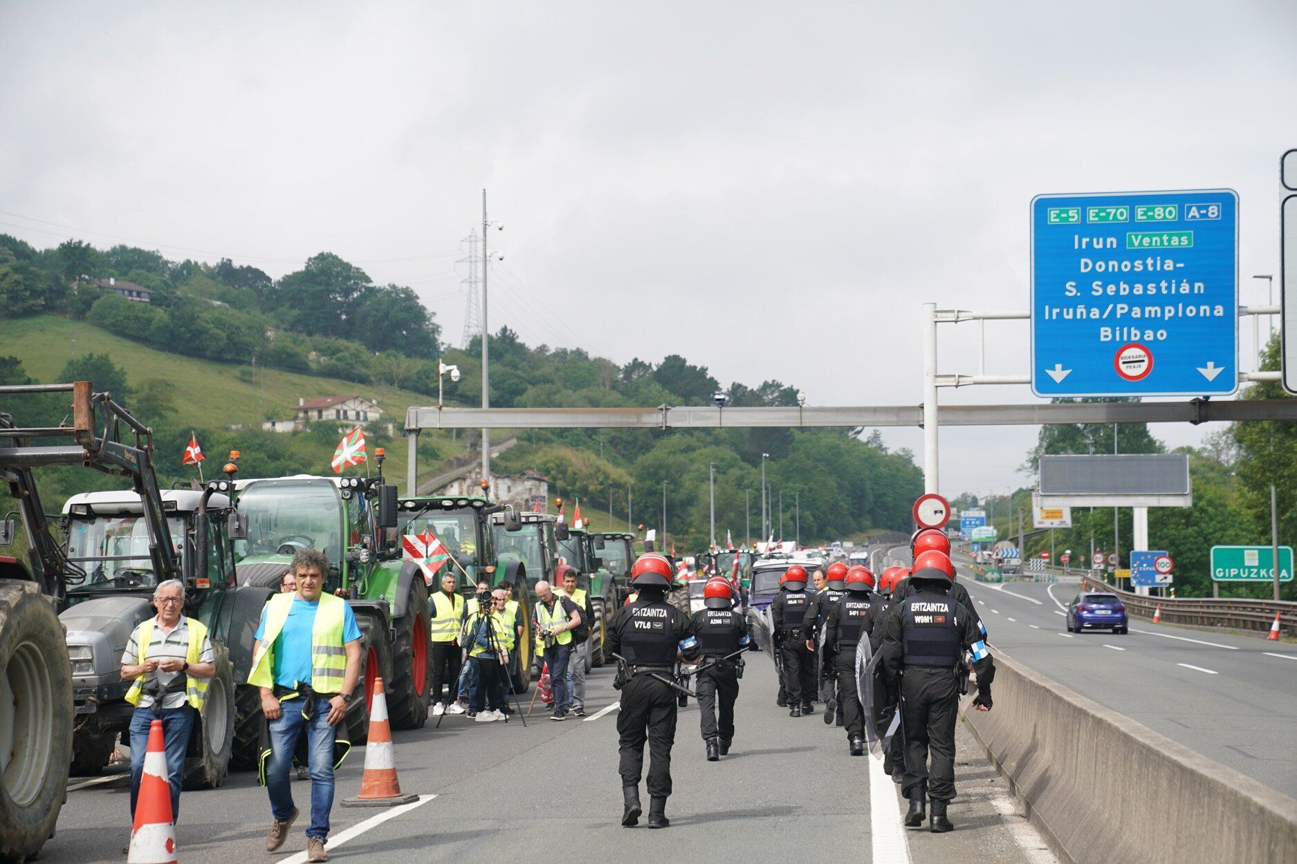 Las tractoradas de los baserritarras vuelven a cortar Biriatu RUBEN PLAZA