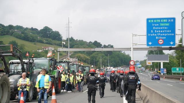 Las tractoradas de los baserritarras vuelven a cortar Biriatu RUBEN PLAZA