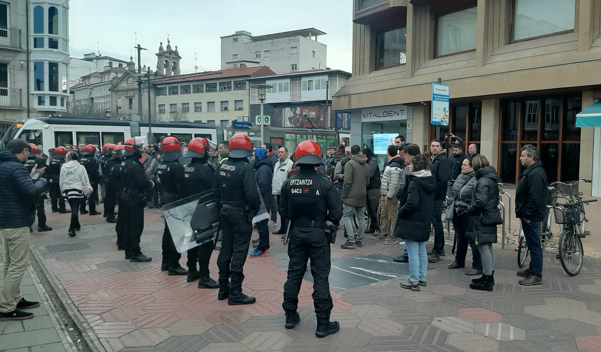 Protesta de los agricultores frente al Parlamento vasco. ONDA VASCA