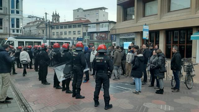 Protesta de los agricultores frente al Parlamento vasco. ONDA VASCA