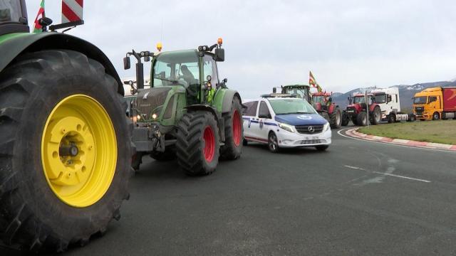 La Ertzaintza impide la protesta de los agricultores alaveses en la A-1 contra el acuerdo de la UE con Mercosur EP