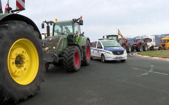 La Ertzaintza impide la protesta de los agricultores alaveses en la A-1 contra el acuerdo de la UE con Mercosur EP