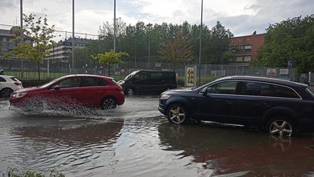 La fuerte tromba de agua provocó balsas de agua en varios puntos de la ciudad. DNA