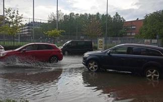 La fuerte tromba de agua provocó balsas de agua en varios puntos de la ciudad. DNA La fuerte tromba de agua provocó balsas de agua en varios puntos de la ciudad. DNA