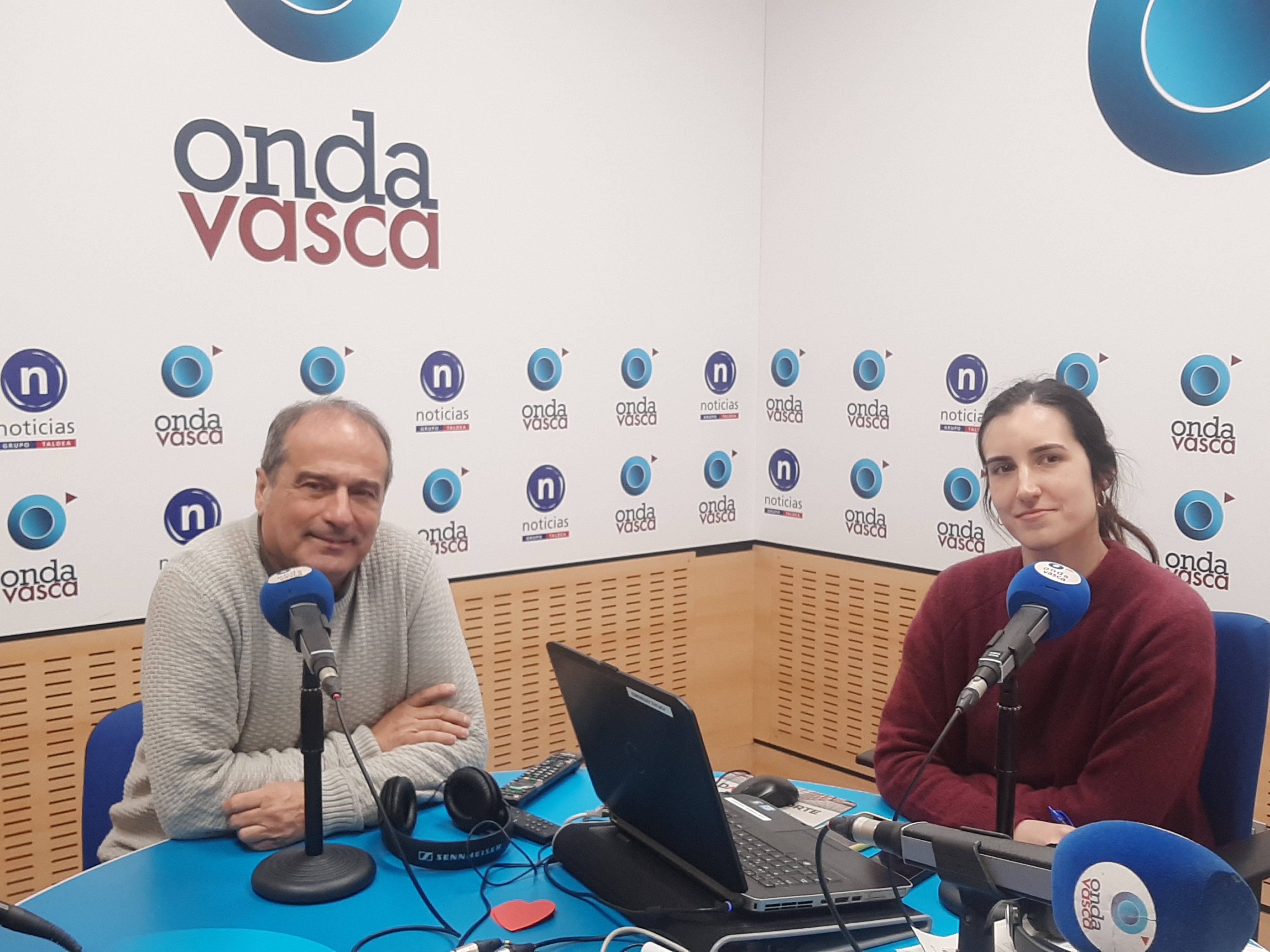 Agus Hernán, coordinador del Observatorio de Derechos Humanos de Euskal Herria con Iranzu Calvo en los estudios de ONDA VASCA