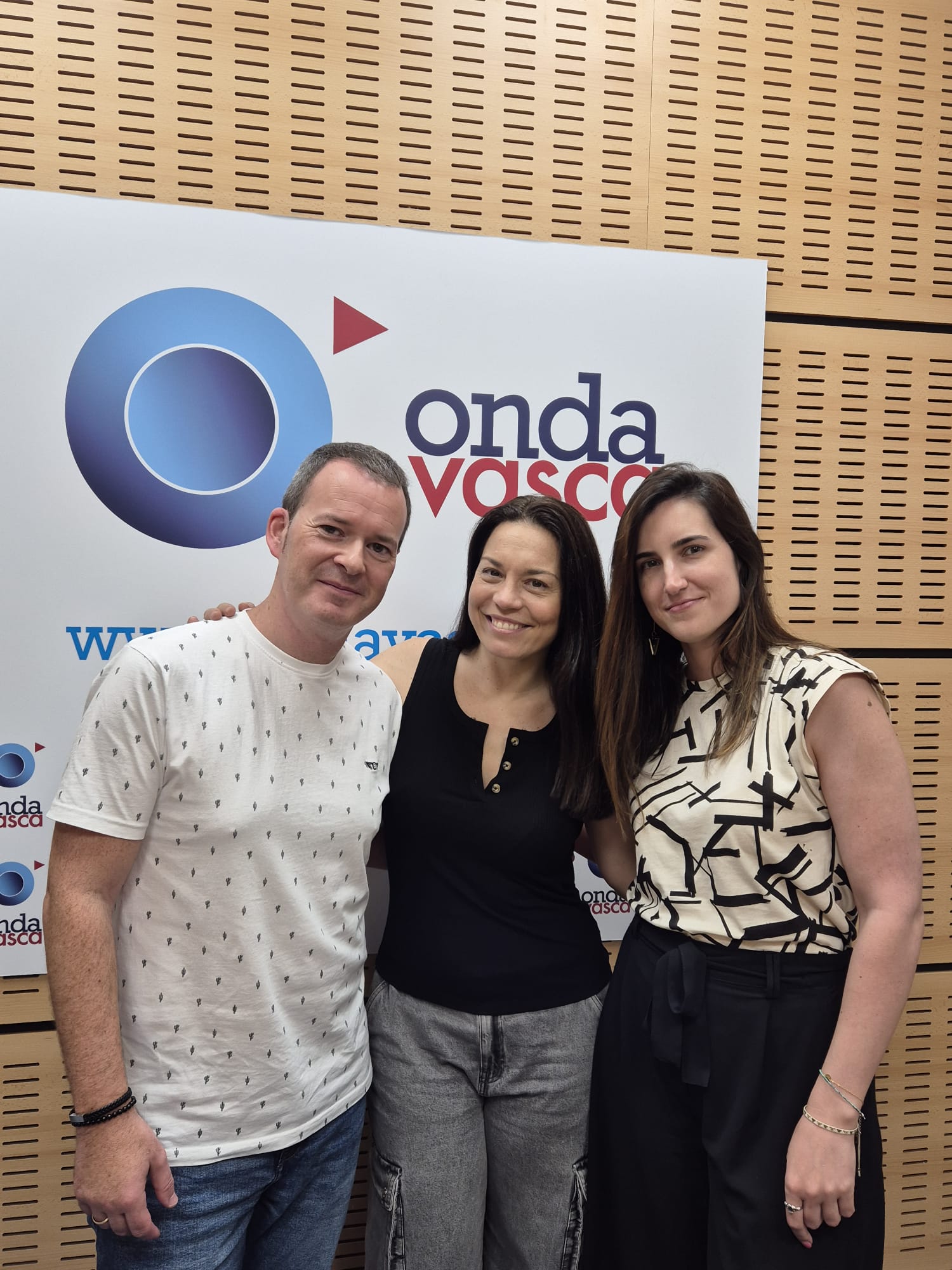 La cantante Ainhoa Cantalapiedra ha visitado los estudios de Onda Vasca con Txema Gutiérrez