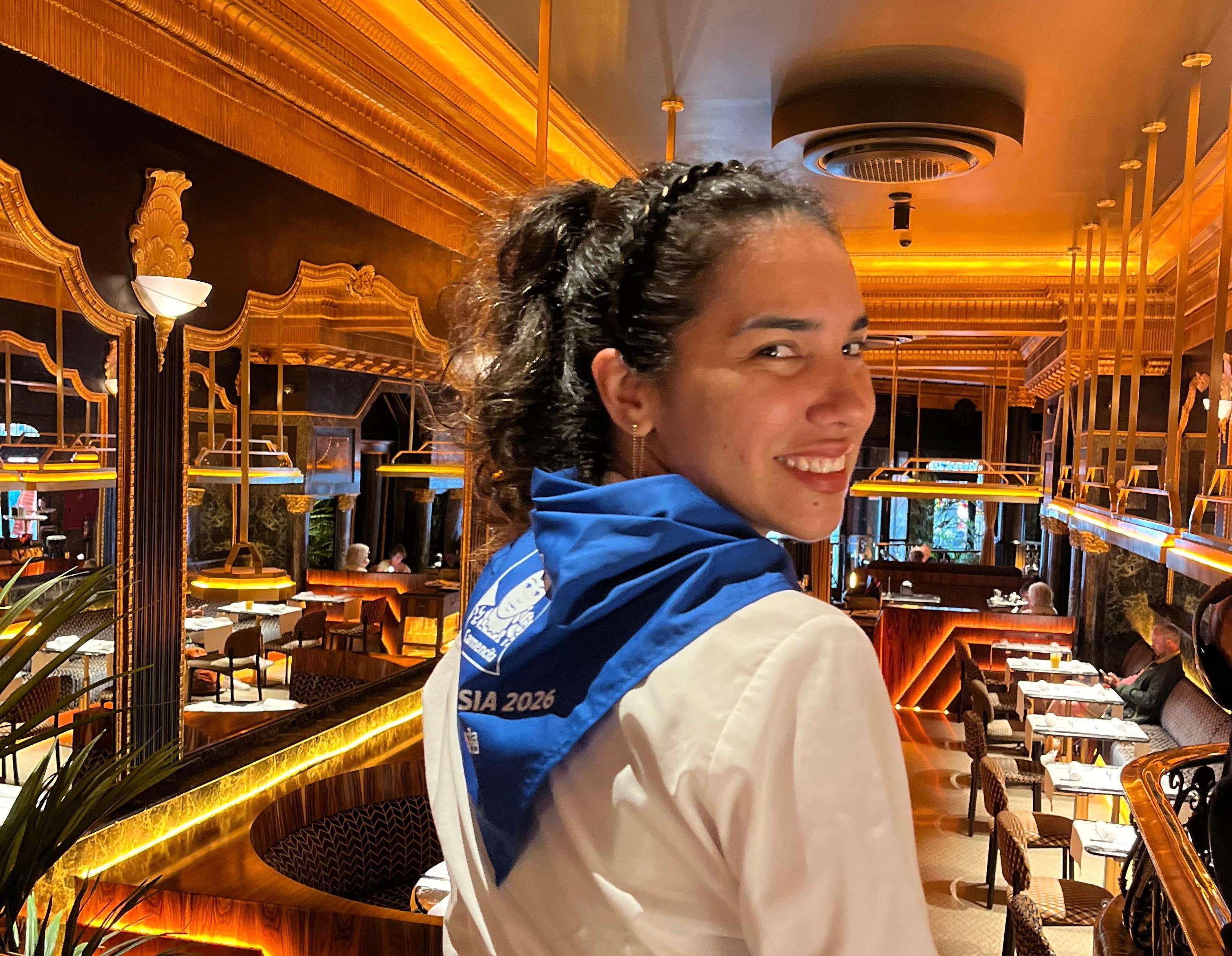 Esther Enríquez, encargada de Aitaren, posa sonriente con el pañuelo de Aste Nagusia, preparada para vivir las fiestas al ritmo del Arenal / ONDA VASCA