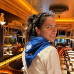 Esther Enríquez, encargada de Aitaren, posa sonriente con el pañuelo de Aste Nagusia, preparada para vivir las fiestas al ritmo del Arenal / ONDA VASCA
