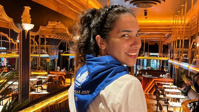 Esther Enríquez, encargada de Aitaren, posa sonriente con el pañuelo de Aste Nagusia, preparada para vivir las fiestas al ritmo del Arenal / ONDA VASCA