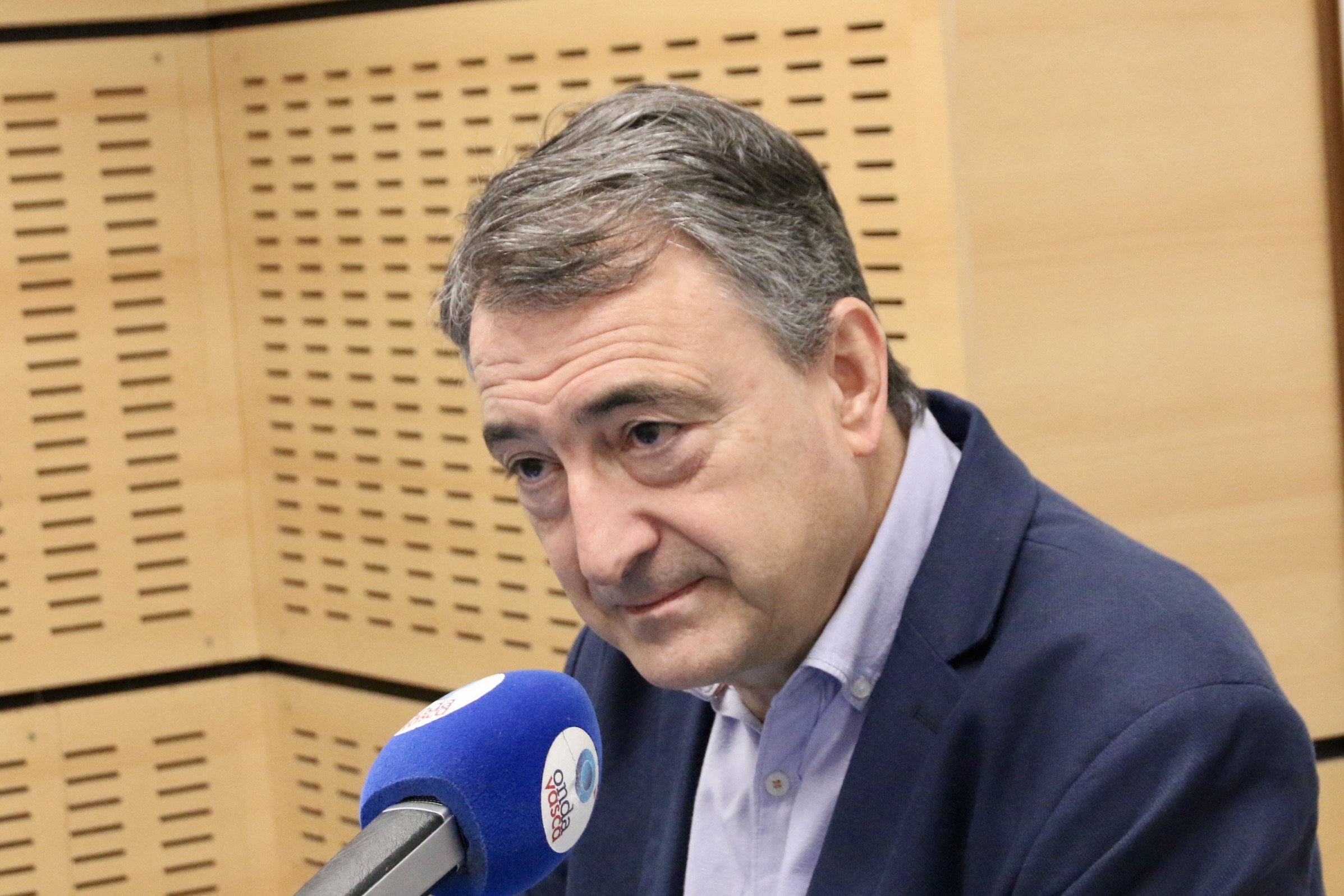 Aitor Esteban en los estudios de ONDA VASCA
