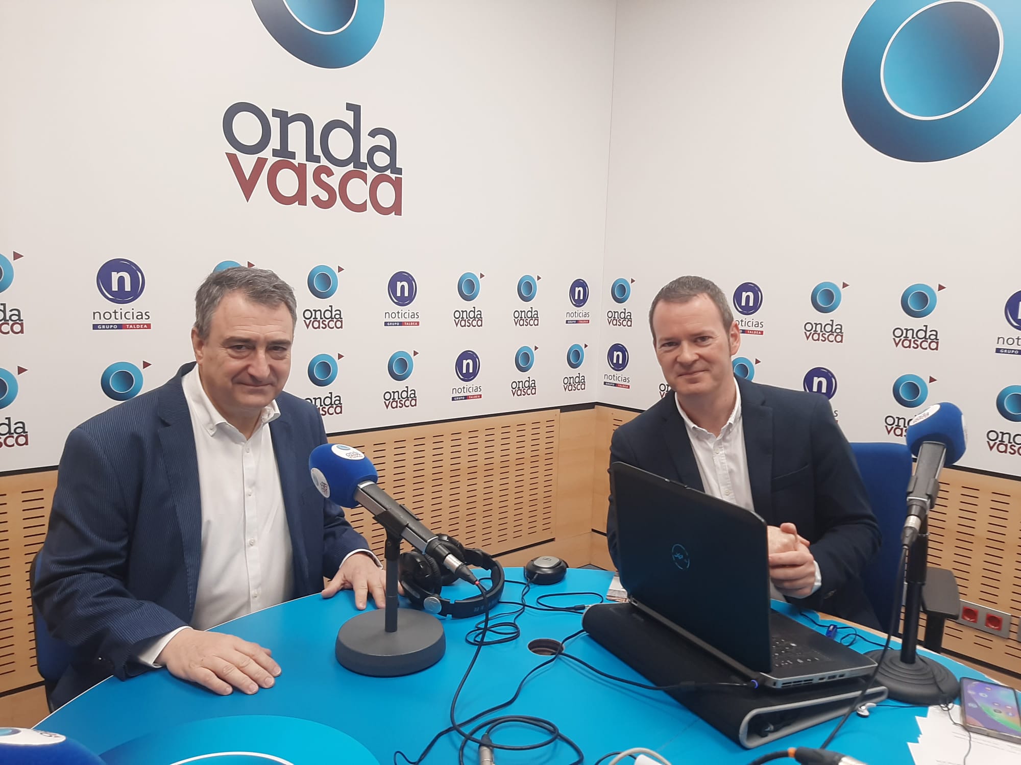 Aitor Esteban con Txema Gutiérrez en los estudios de ONDA VASCA