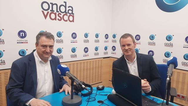 Aitor Esteban con Txema Gutiérrez en los estudios de ONDA VASCA
