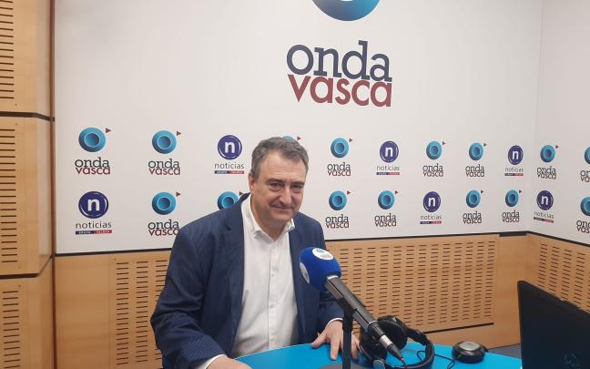Aitor Esteban en los estudios de ONDA VASCA Aitor Esteban en los estudios de ONDA VASCA