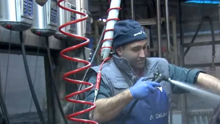 Aitor Abasolo realizando una labor de limpieza