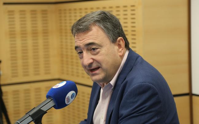 Aitor Esteban en los estudios de ONDA VASCA