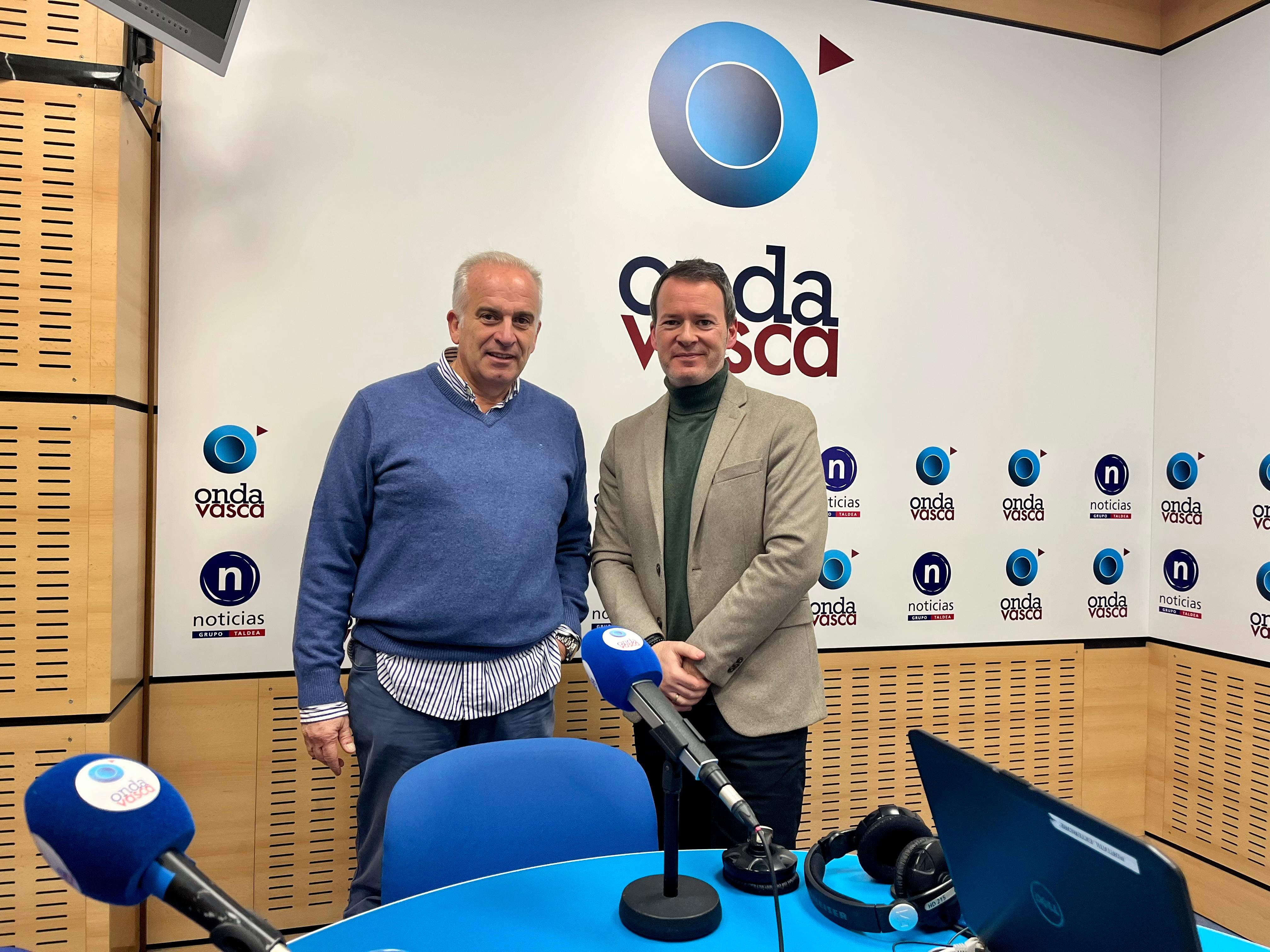 Aitor de las Heras con Txema Gutiérrez en los estudios de ONDA VASCA