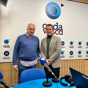 Aitor de las Heras con Txema Gutiérrez en los estudios de ONDA VASCA