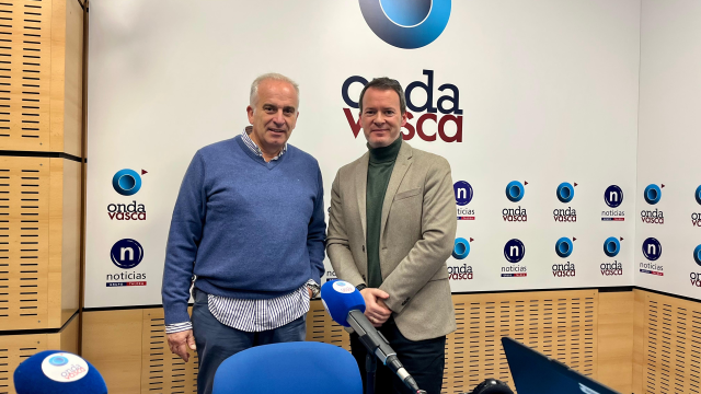 Aitor de las Heras con Txema Gutiérrez en los estudios de ONDA VASCA