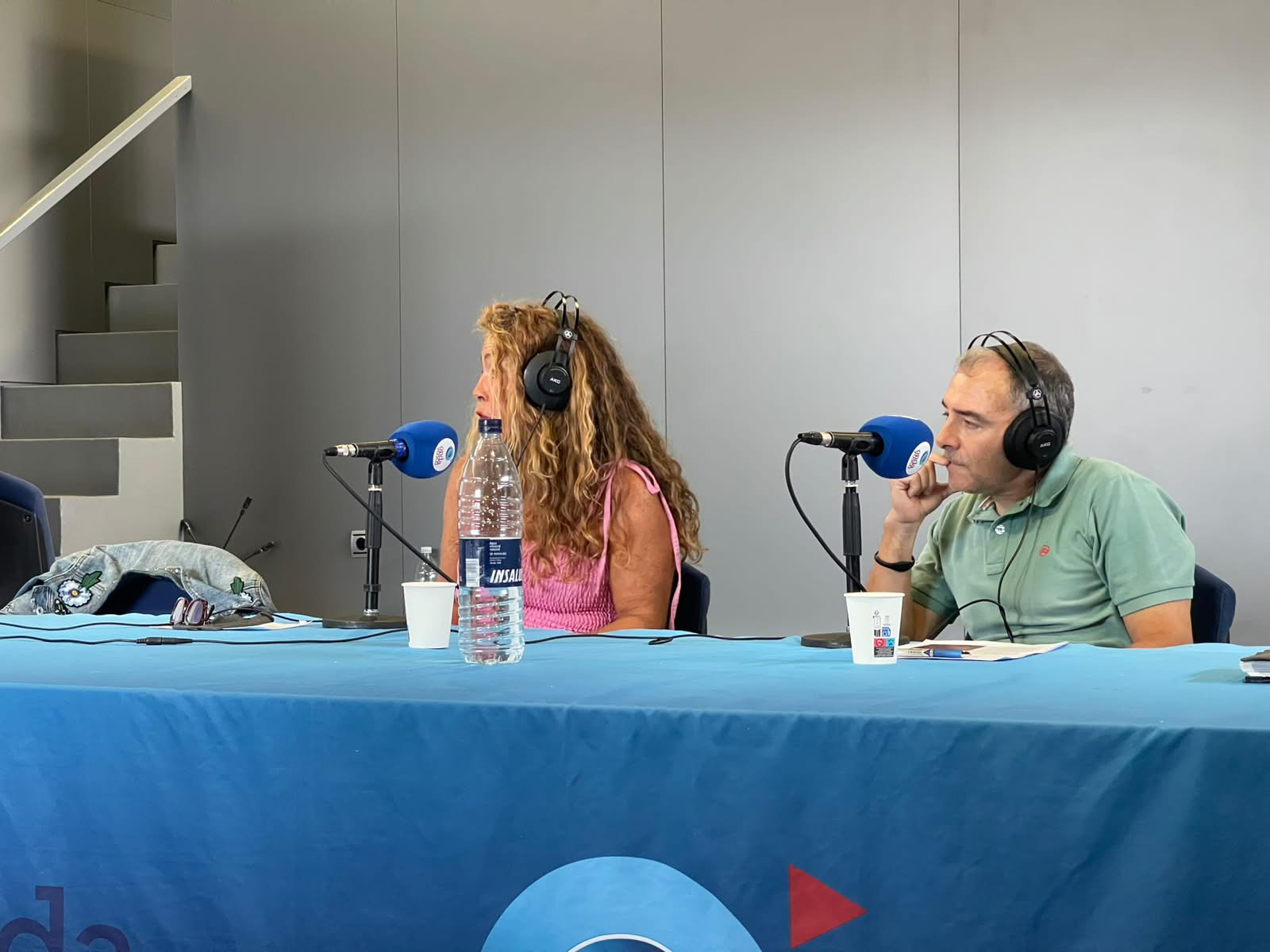 Aitziber Lauzirika, administradora del Parque Empresarial Abra Industrial y Angel Medina, responsable técnico de la agencia de desarrollo comarcal Metazaldeko Behargintza en el set de ONDA VASCA