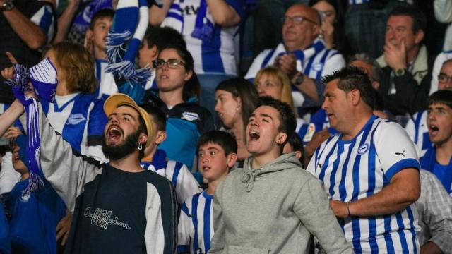 Aficionados del Deportivo Alavés apoyan al equipo. Foto: Jorge Muñoz