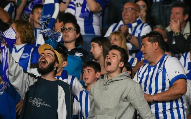 Aficionados albiazules apoyan al equipo ante el Granada. Foto: Jorge Muñoz Aficionados albiazules apoyan al equipo ante el Granada. Foto: Jorge Muñoz