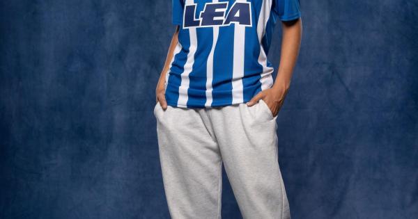 Nueva camiseta del Alavés para su regreso a Primera. Foto: Deportivo Alavés