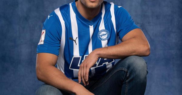 Nueva camiseta del Alavés para su regreso a Primera. Foto: Deportivo Alavés