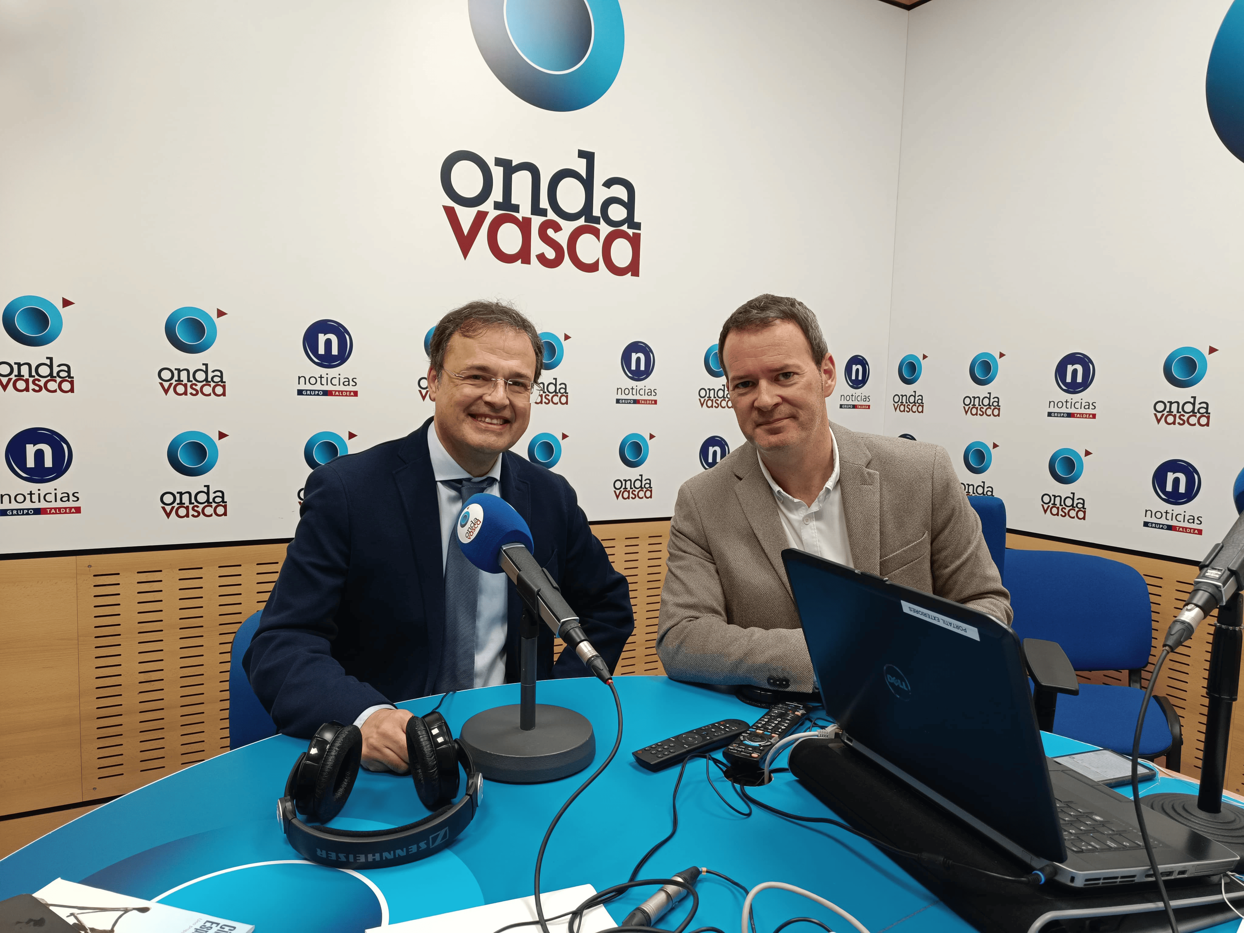 Alberto Martínez con Txema Gutiérrez en los estudios de ONDA VASCA