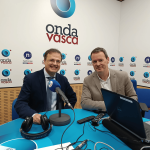 Alberto Martínez con Txema Gutiérrez en los estudios de ONDA VASCA