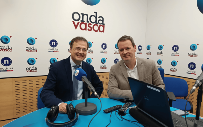 Alberto Martínez con Txema Gutiérrez en los estudios de ONDA VASCA