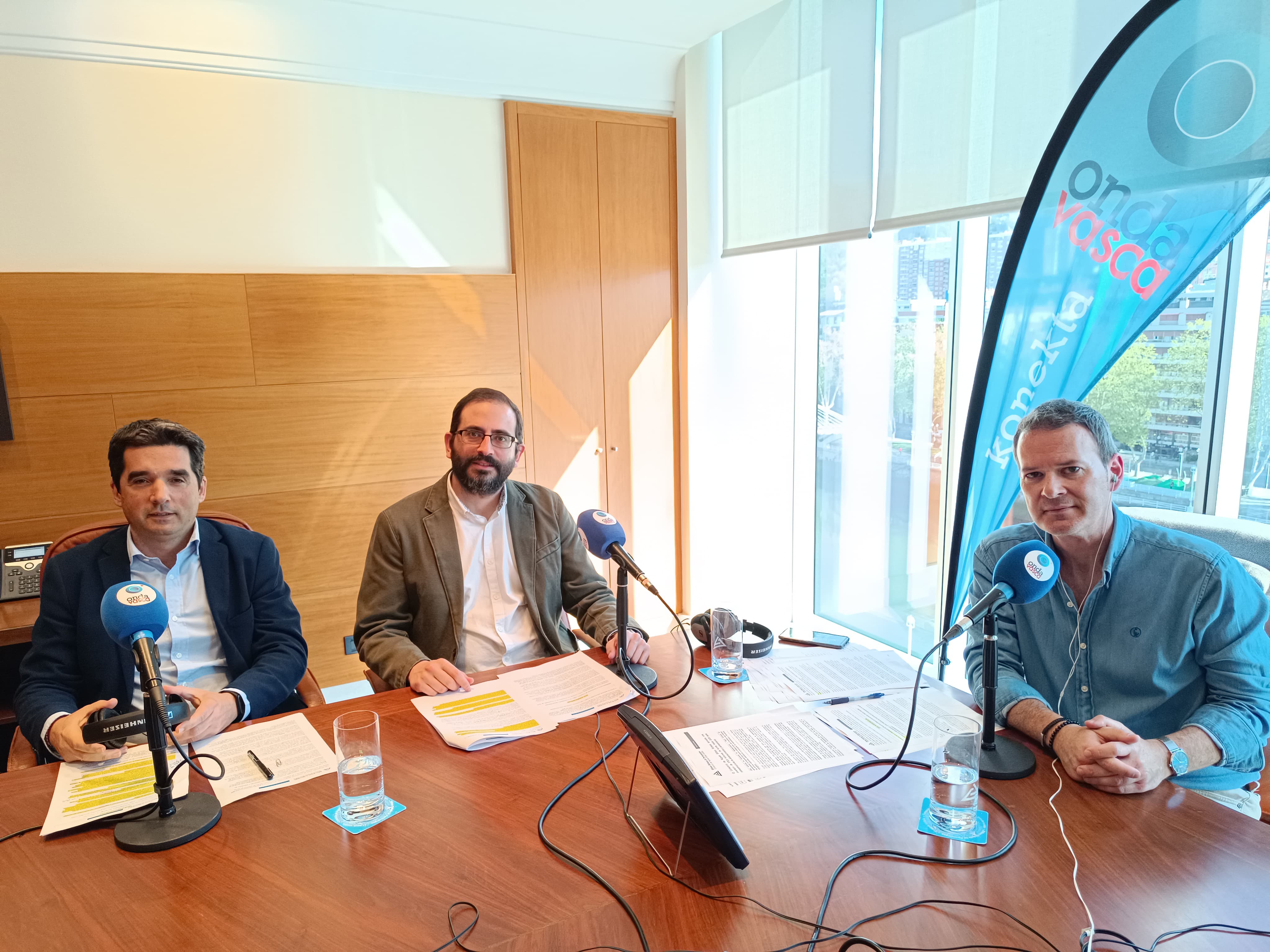 Fernando Ortega (izquierda) y Alberto Matellán (centro) junto a Txema Gutiérrez