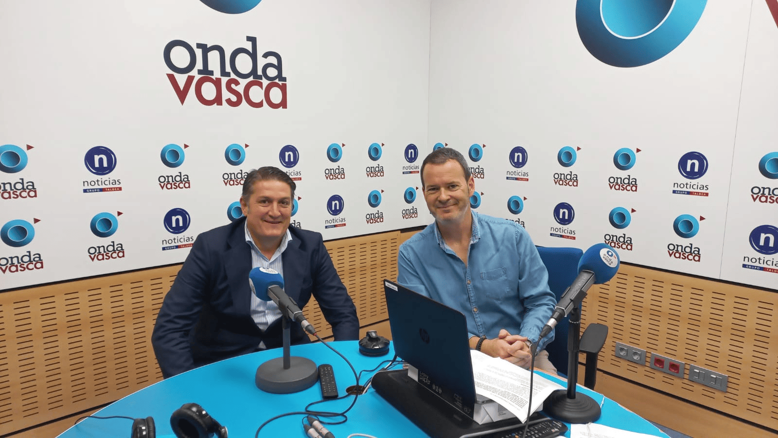 Alberto Marín con Txema Gutiérrez en los estudios de ONDA VASCA
