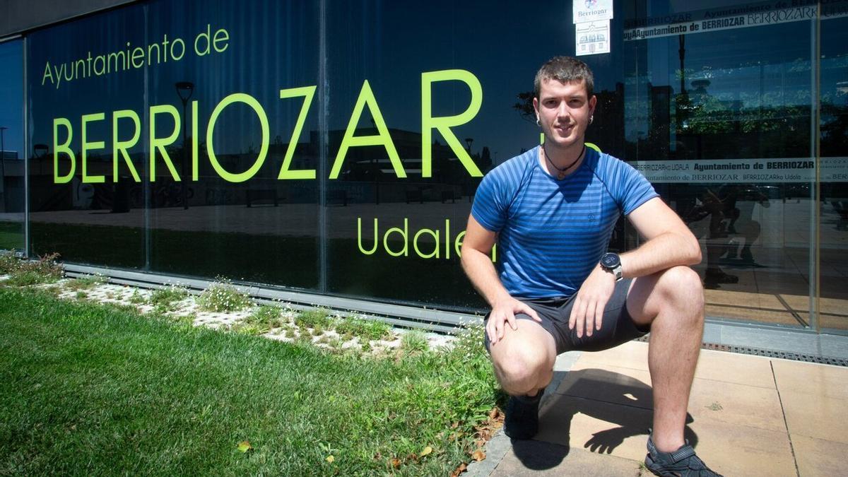 El alcalde Iker Mariezkurrena posa en la entrada del Ayuntamiento de Berriozar. Patxi Cascante