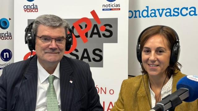 El alcalde de Bilbao, Juan Mari Aburto, y la concejala de Desarrollo Económico, Comercio, Empleo y Turismo, Kontxi Claver. OV