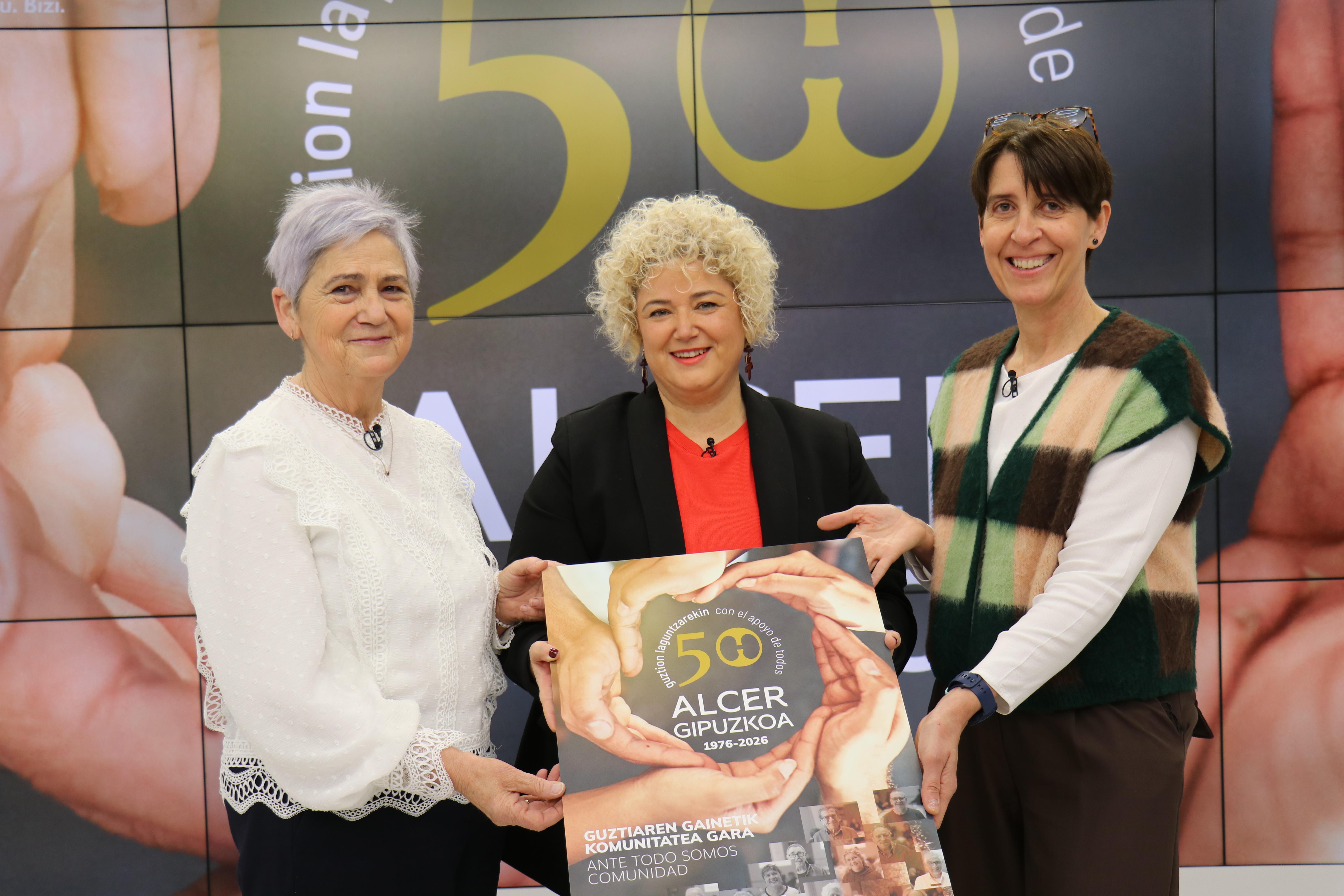 La diputada Maite Peña, junto a Arantxa Lazkano y Maider Amenabar de ALCER Gipuzkoa