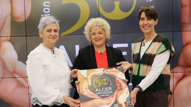 La diputada Maite Peña, junto a Arantxa Lazkano y Maider Amenabar de ALCER Gipuzkoa